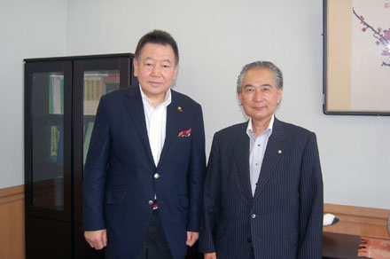 写真：西川会長と佐々木市長