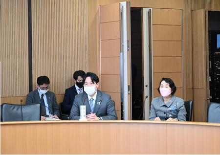 写真：意見交換に参加する小倉大臣